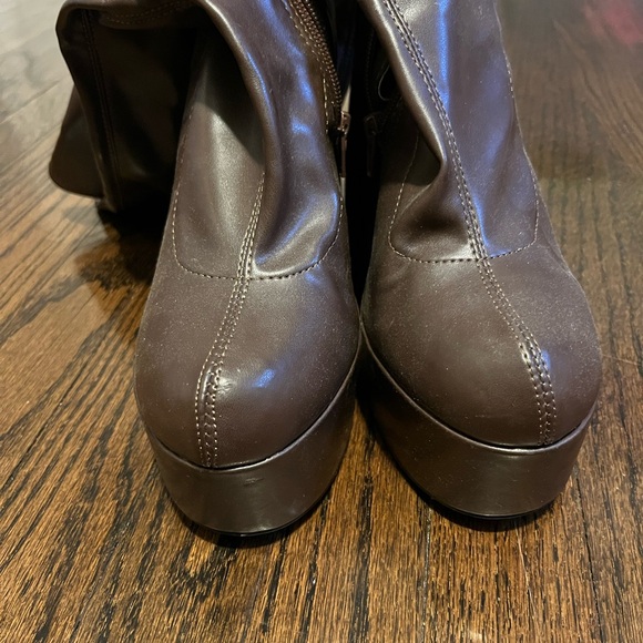 Elegant Brown Women's Boots - Picture 1 of 4